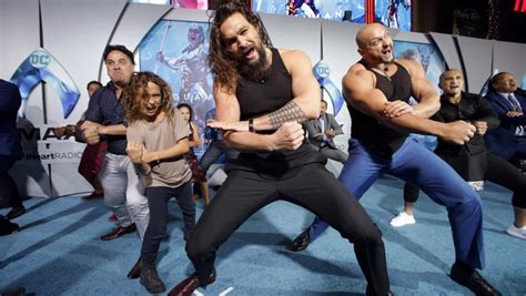 El Gran Baile de Jason Momoa: Una Noche de Estrellas y Tritones en la Ciudad de los Ángeles!